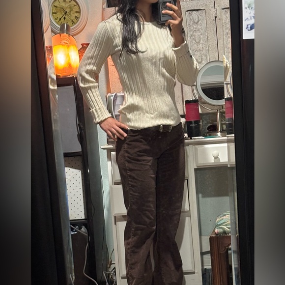 Small black buttons going down the sleeve, with glittery embroidery - Picture 5 of 6